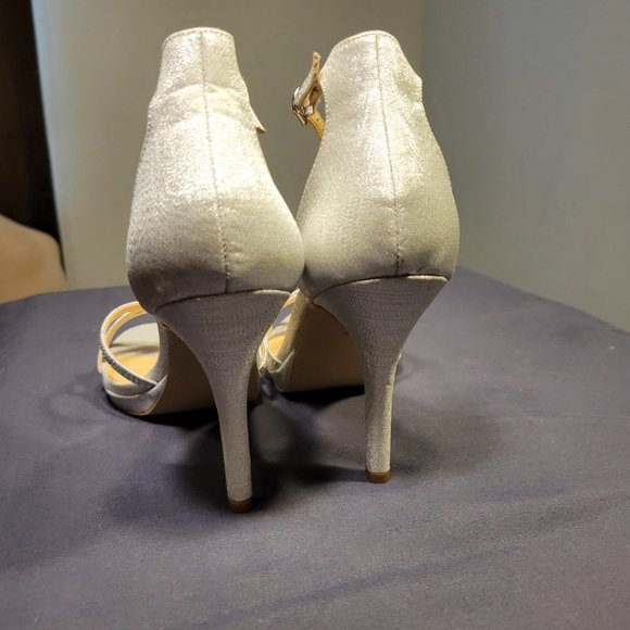 WOMENS BADGLEY MISCHKA AMERICAN GLAMOUR SILVER GLITTER HEELS - NEW WITH BOX!!! - Picture 14 of 15